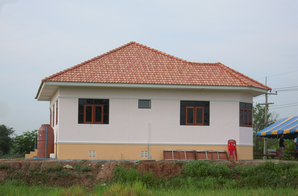 Lomatalo aamuauringossa.