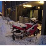 Prätkä on kiva menopeli - kesällä. Talven jälkeen Apumies auttaa sähköpuolen korjauksissa.
