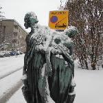 Apuamies vilvoitteli Helsingin talvessa ja katsoi taidetta. Nuoret naiset ("Danaidit") tarvitsisivat selvästi lvi-osaamista, apua vedenkantoon rikkinäisillä astioilla.