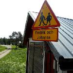 Markkinointioppien mukaan tuotteet pitää personoida. Liikennemerkinkin voi henkilöistää lasten parhaaksi. Esimerkki Raippaluodosta.