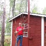 Oman ehjän tuvan onnellinen haltija. Huomaa onnea tuova hevosenkenkä sekä luontoaiheinen taikavarpu.