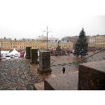 Joulutori Helsingissä oli 2013 jouluna aika sumuinen. Kauniit rakennukset olivat toki paikoillaan.